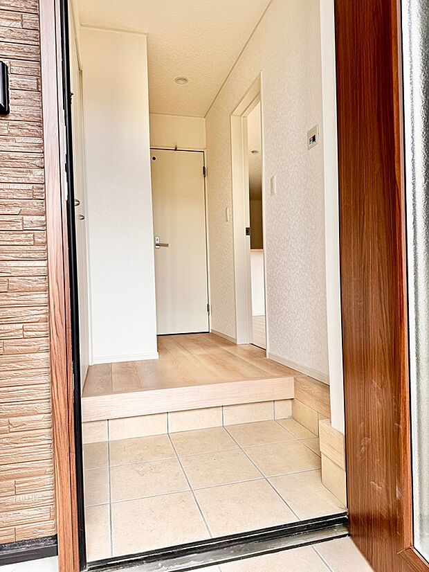 室内の壁紙や床材もホワイト系で統一されているので、玄関を開けた瞬間、とても明るい雰囲気です。