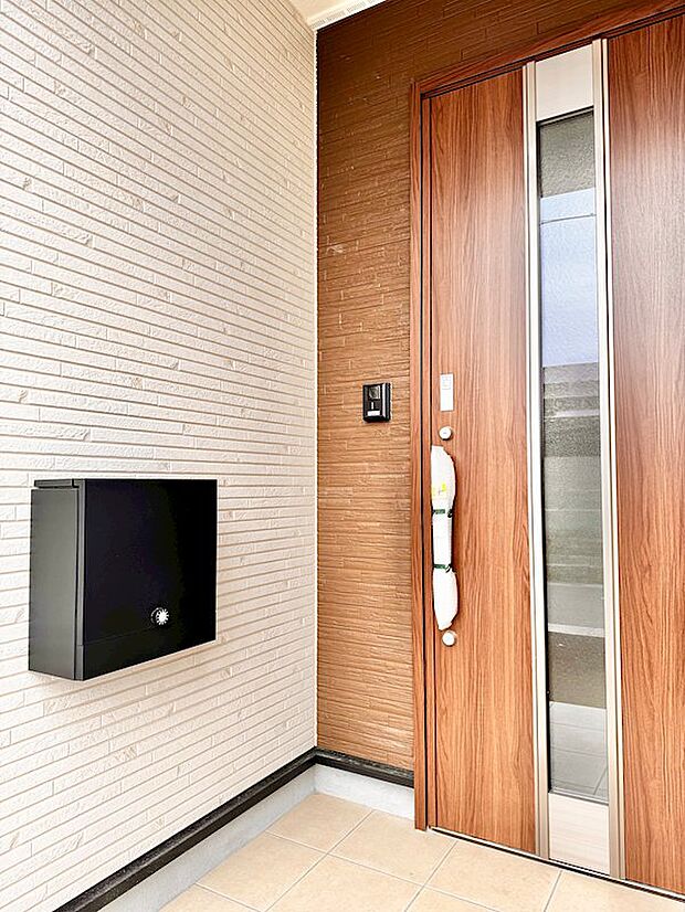 メールBOXです。このサイズなら、少し大きめの郵便物でも入りますね。