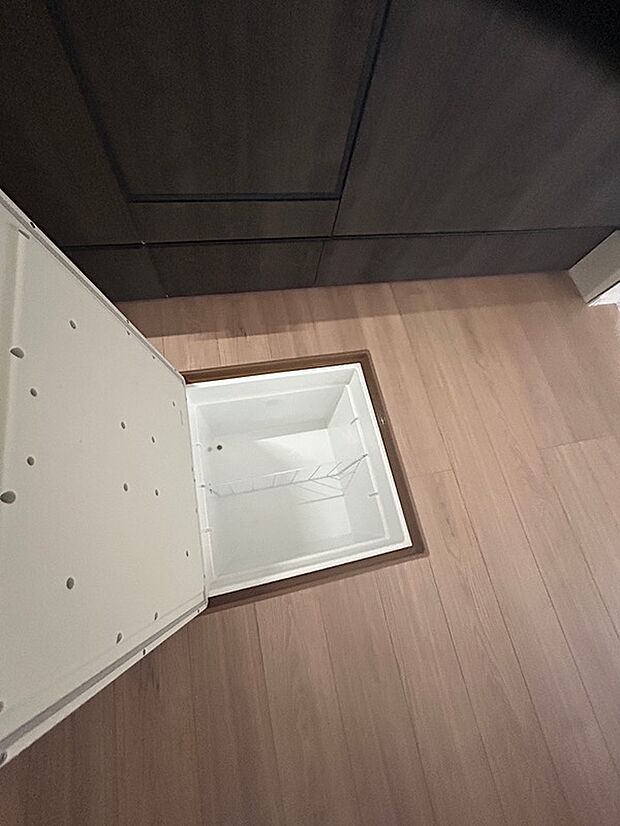 キッチンには床下収納庫付きです。梅酒や漬物など挑戦したくなりますね。