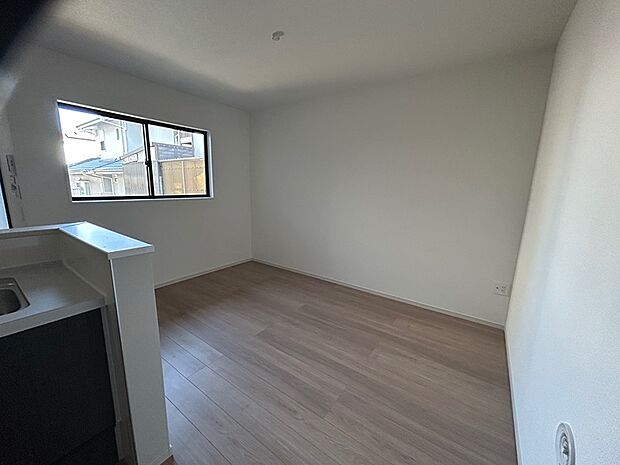 キッチン横はダイニングスペースとして利用できます。