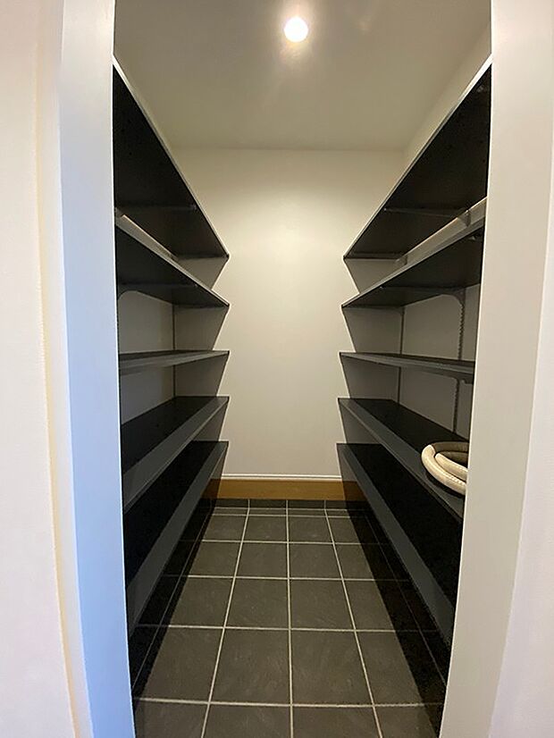 シューズインウォークもあり、家族全員の靴などもたっぷり収納できます。