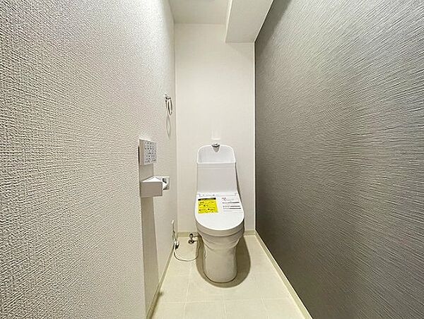 清潔感のあるシンプルなデザインのトイレ。アクセントクロスが空間に奥行きと洗練された印象を与えます。日々の暮らしを快適にする設備です。