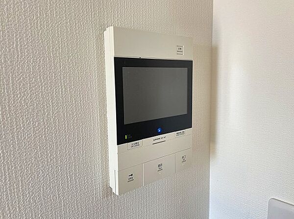 来訪者をモニターで確認できるテレビモニターホンを設置。住まいの安心感をサポートします。