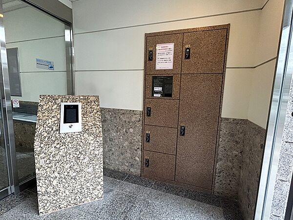 宅配ボックス完備で、お荷物の受け取りもスムーズです。防犯カメラ設置で、暮らしの安心感をサポートします。