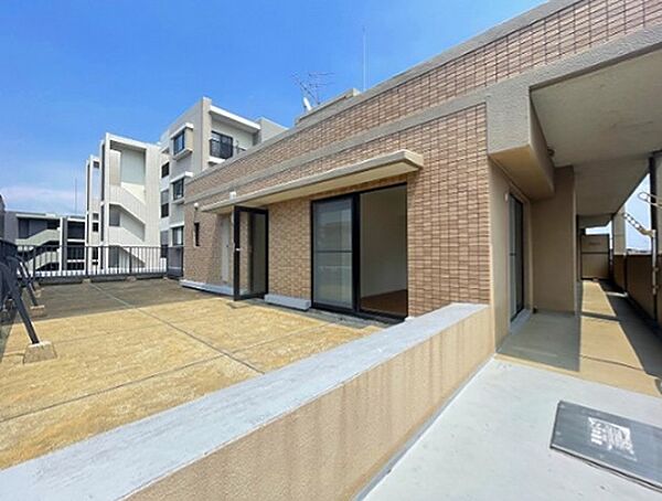 開放感あふれる広々としたバルコニー。明るい日差しの下、心地よい風を感じながら過ごす時間は、日々の暮らしにゆとりを与えてくれます。