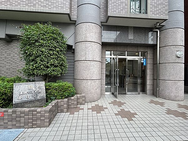 住まう方の日常を彩る、洗練されたエントランスがお出迎えします。植栽が緑の潤いを添え、穏やかな暮らしを演出します。
