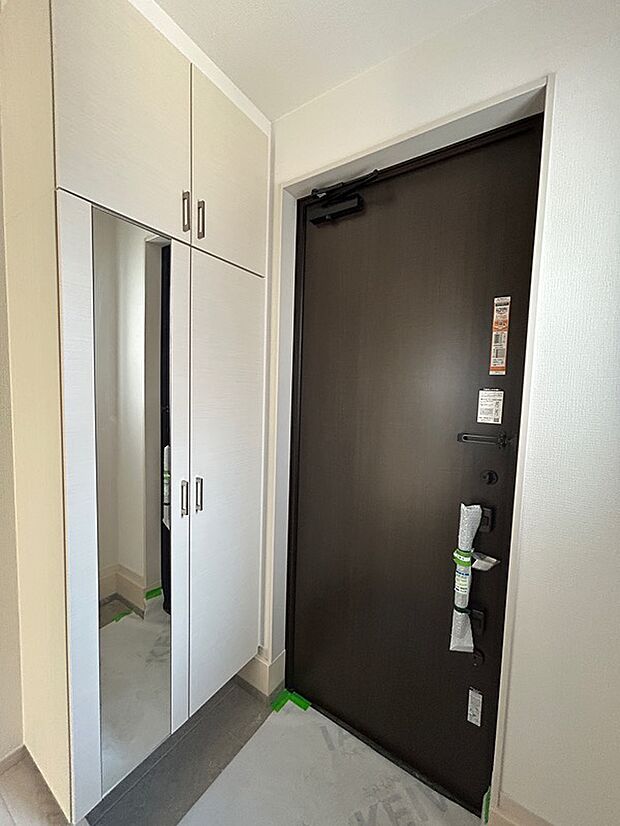 姿見付きのシューズボックスでお出かけ前に身だしなみチェックができます。