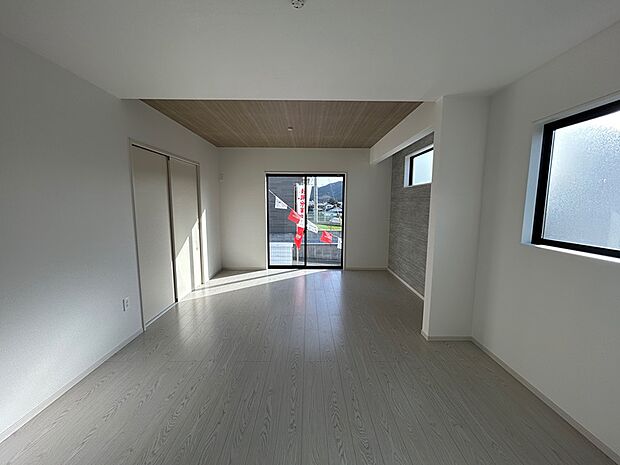 明るい日差しが差し込むリビングです