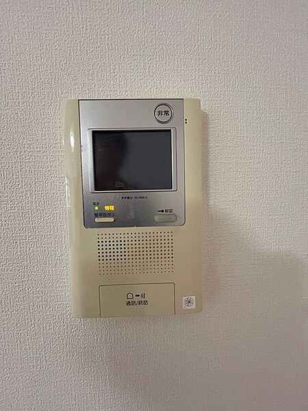 来訪者をモニターで確認できるインターホン。不審者対策にも配慮した設備で、住まいの安心感を高めます。