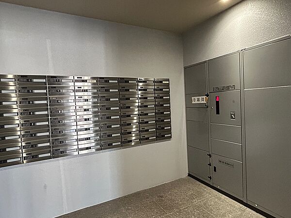 メールボックスと宅配ボックスを完備。荷物の受け取りもスムーズで、共働きの方にも便利です。