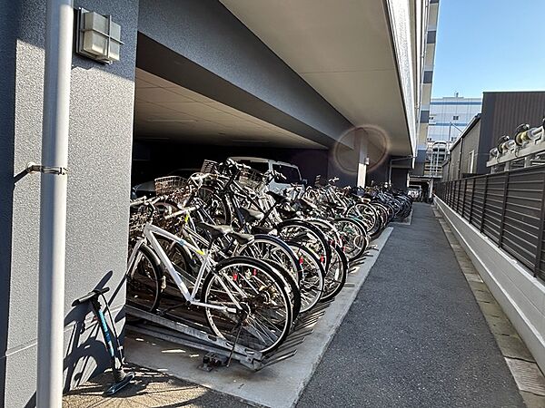 屋根付きの駐輪場を完備。大切な自転車を雨風から守り、快適な毎日をサポートします。通勤・通学にも便利です。