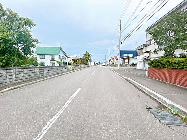 【前面道路】北西側公道の幅員は、7.3ｍ。