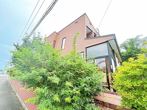 【外観】大きなガラス窓から光が差し込む、明るく開放的な外観。