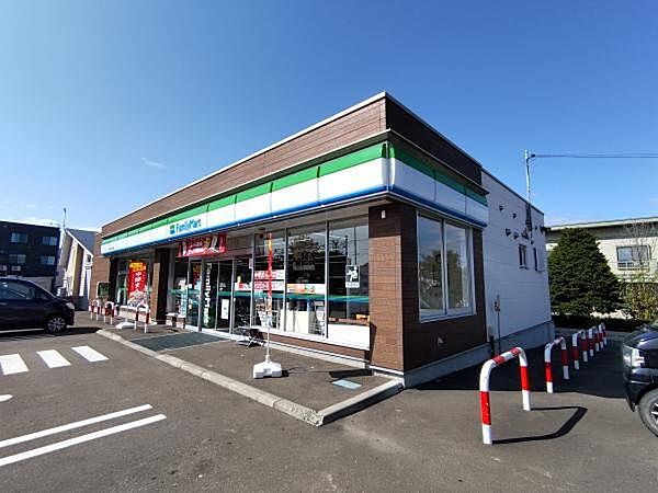 【周辺環境/小学校】ファミリーマート岩見沢4条東店様まで293ｍ（徒歩4分）