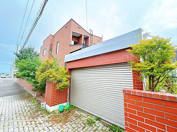 【駐車場】西側から見た外観。5LDKの2階建て。