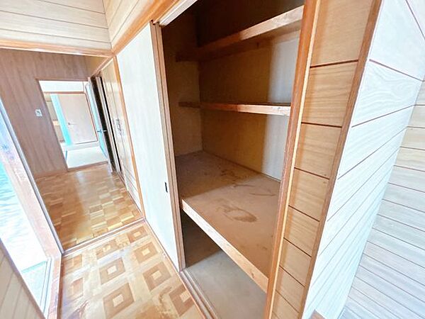 マックスバリュ滝川本町店 【2階廊下収納】 2519m