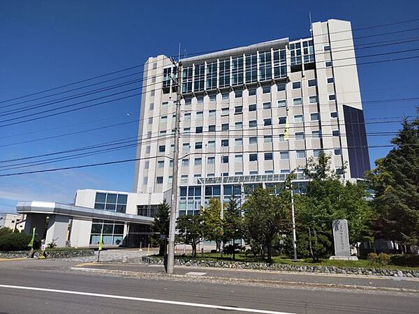 徒歩6分。滝川市役所 480m