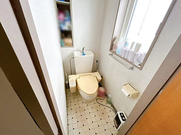 【3Fトイレ】窓付きのため空気の入れ替えもしやすい設計です。