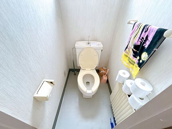 【2Fトイレ】シンプルなつくりでお手入れがしやすいトイレ空間です。