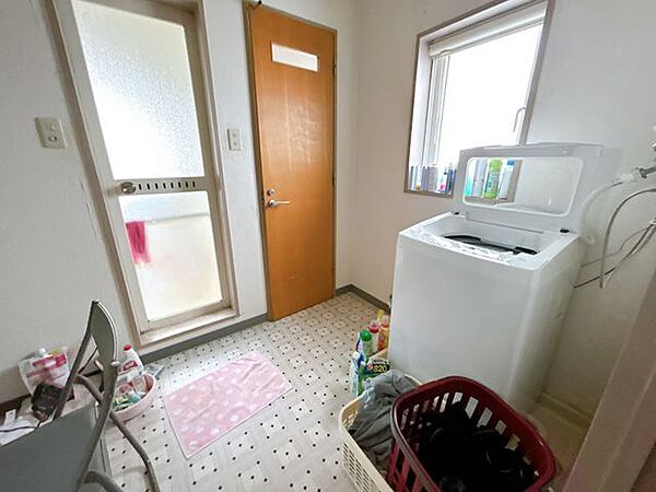 【洗面脱衣所】窓付きのため換気もしやすく、快適にお使いいただけます。
