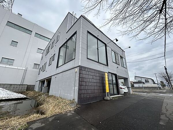 【外観】前面道路との間隔にもゆとりがあり、圧迫感を感じにくい住環境です。