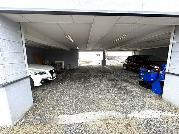 【駐車場】屋根付きで、複数台駐車可能な広々とした駐車スペースです。
