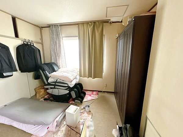 【洋室1】大きな収納家具も配置しやすい、ゆとりある洋室です。