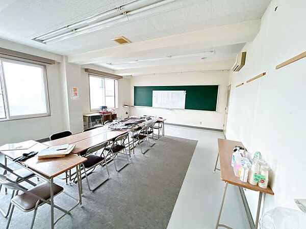 【教室1】複数の机を配置できる、ゆとりある教室スペースです。