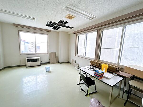 【教室2】二面採光で明るく、開放感のある室内です。