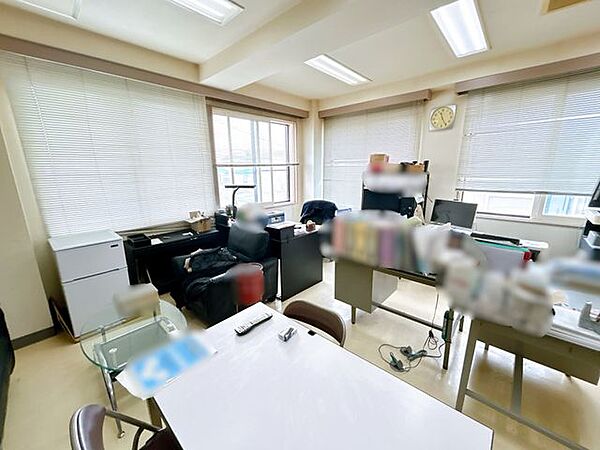【事務室】事務所利用はもちろん、応接スペースとしても活用可能です。