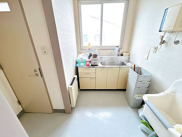 【家事室】洗い物や家事作業に便利なシンク付きの家事室です。