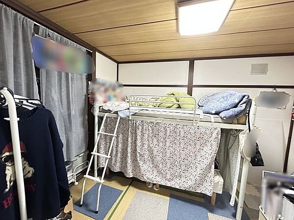 【1階和室】約6帖。落ち着いた和の空間が広がっており、ゆっくりとくつろげるお部屋です。