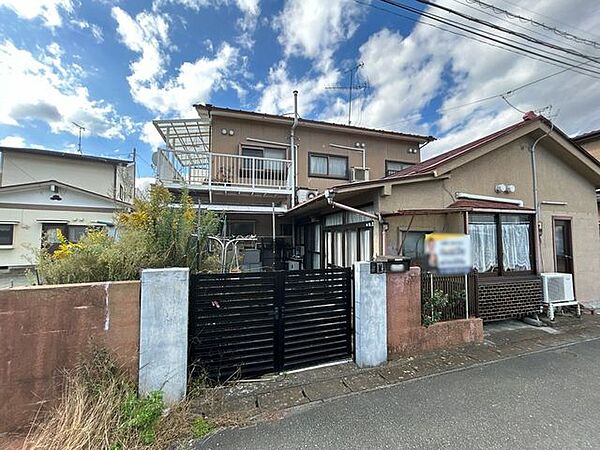 【外観】南東側から見た外観。南向きのお庭は日当たり良好です。
