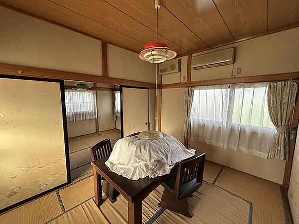 【和室5】6帖。寝室や客間としても使いやすく、押入れ付きで収納も充実しています。