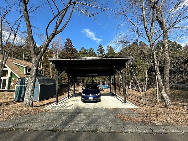 【駐車場】建物南側の駐車場には、並列2台のカーポート駐車可能。