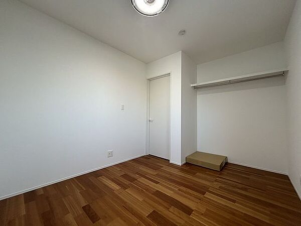 【1階洋室】約5.5帖。全室二面採光で、明るいお部屋です。