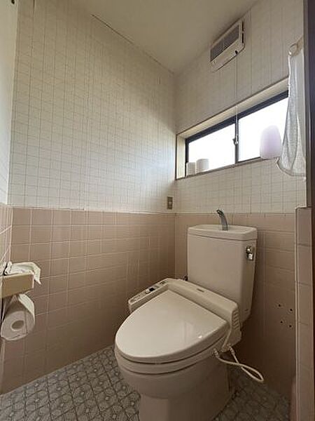 【トイレ】温水洗浄便座付きのトイレです。窓付きのため換気もしやすく、清潔にお使いいただけます。