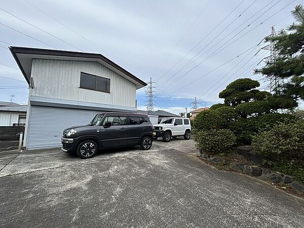 【駐車場】倉庫前にはゆとりある駐車スペースを確保。複数台の駐車にも対応可能です。