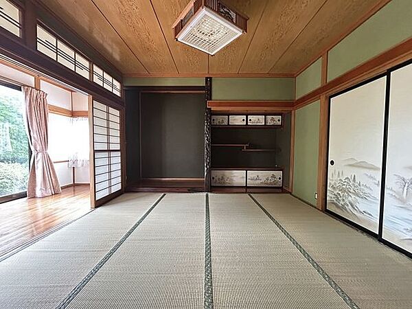 【1F和室2】約8帖。襖を開放することで隣室と一体利用が可能です。開放感のある和空間が広がります。
