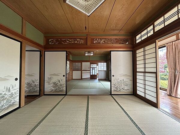 【1F和室2】約8帖。障子からやわらかな光が差し込む和室です。落ち着いた時間を過ごせます。