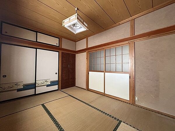 【1F和室4】約6帖。使いやすい広さを確保した和室です。個室利用にも適していて、収納も備えています。