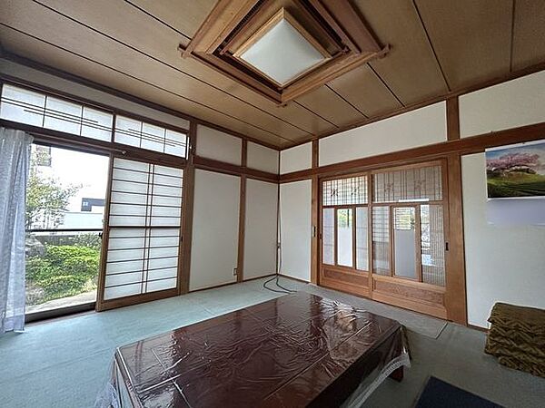 【1F和室5】約8帖。庭を望む開口部を備えた和室です。落ち着いた雰囲気の中でゆったりと過ごせます。