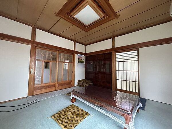 【1F和室5】約8帖。来客用や寝室としても活用しやすい空間です。