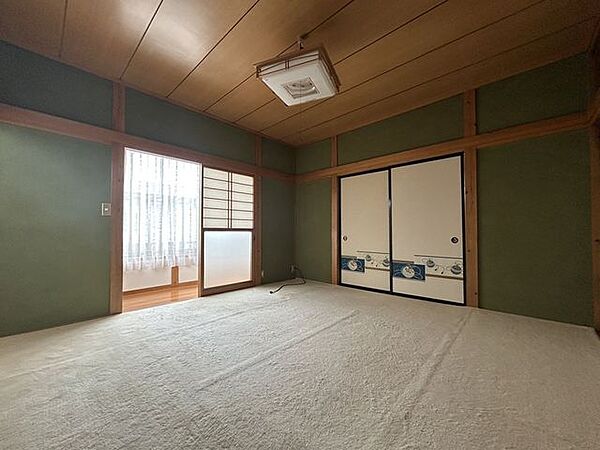 【2F和室6】約8帖。広縁に面した和室です。障子越しのやわらかな光が室内を包みます。