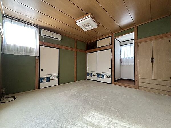【2F和室7】約8帖。収納を備えた2階和室です。主寝室や個室としても利用しやすい空間です。