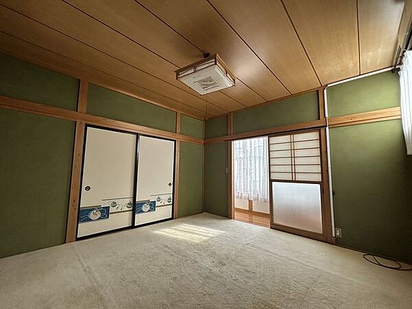 【2F和室7】約8帖。押入を備えた和室です。寝具や季節用品をすっきり収納できます。