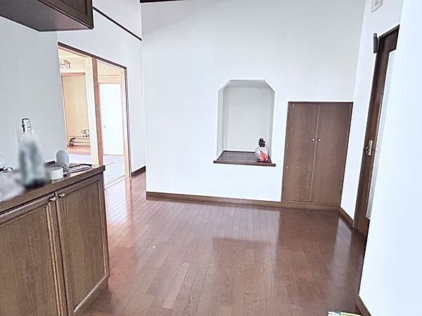 【玄関ホール】ニッチを設けた玄関ホールです。小物や季節の飾りを楽しむことができます。