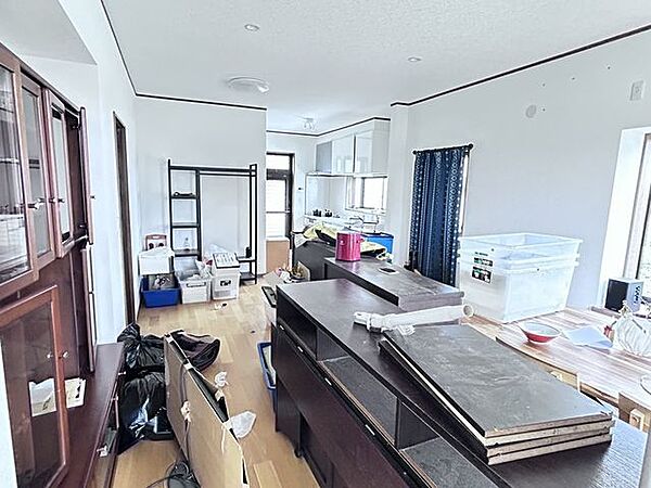 【リビング】約18.5帖の広々としたLDK。ご家族の団らんや来客時にも活用しやすい空間です。