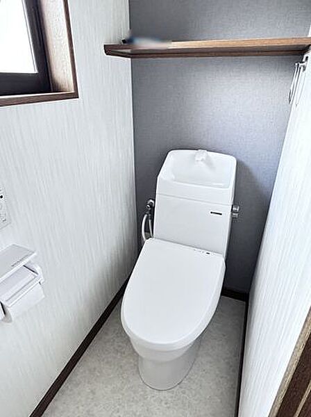 【2Fトイレ】2階にもトイレを備えており、ご家族が多いご家庭にも便利な間取りです。