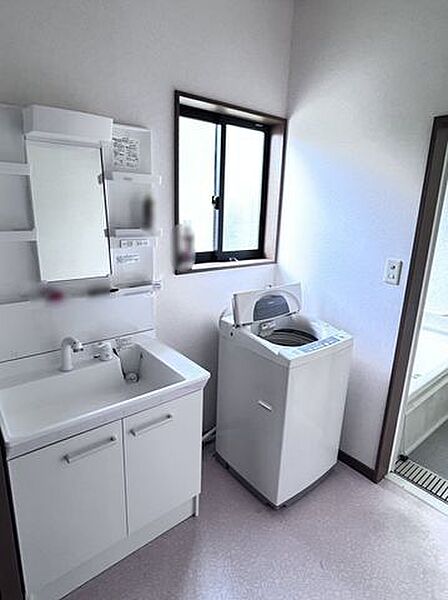 【洗面脱衣室】身支度に便利な洗面化粧台を備えています。洗濯機置場もあり家事動線に配慮された間取りです。